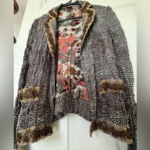 Bronze beading and lace accents on collar, cuffs & pockets: flattering cut. - Picture 6 of 9